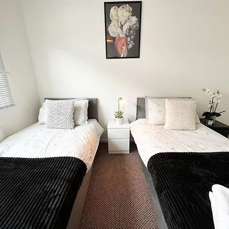 3 Bedroom House With Free Parking Chatham (Kent) Exterior foto