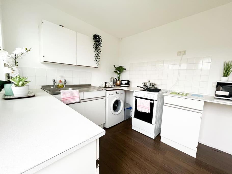 3 Bedroom House With Free Parking Chatham (Kent) Exterior foto